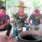 Ceremonia. Antes de preparar la medicina, los curanderos hacen un ritual con las plantas.