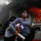 El Congreso de Guatemala envuelto en llamas.