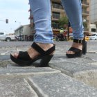 Caminar sobre adoquines con tacones, es una molestia como se ve en la avenida 9 de Octubre y Tungurahua.