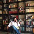 Ernesto Carrión nació en 1978. Es autor de más de una veintena de libros, entre poemarios y novelas. Ganó el Premio Casa de las Américas por la obra "Incendiamos las yeguas en la madrugada".