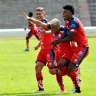Hólger Matamoros (c) es felicitado por sus compañeros tras marcar el gol del triunfo de El Nacional.
