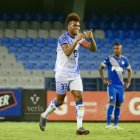 Jugador del Delfín celebra el gol.