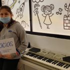 Los niños reciben las primeras donaciones de instrumentos musicales.