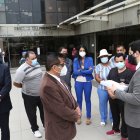 Los aspirantes del concurso escuchan al abogado que los representa.