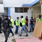 En junio, la Fiscalía emprendió varios operativos en hospitales públicos y del IESS donde habrían operado la red delictiva. 


  . Quito  15de junio       del 2020  Agencia (ag - expreso ag extra) OPERATIVOS QUITO