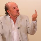 Larrea también fue diputado y ejerció como subsecretario administrativo del Ministerio de Gobierno y Policía durante la administración del expresidente Abdalá Bucaram.