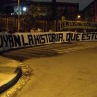 Los hinchs mientras esperaban con pancartas a los jugadores en el Monumental.