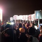 Saquisilí. Al concluir la jornada del secuestro, los manifestantes se llevaron hasta las señales de No Estacionar.