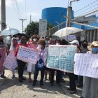 Los jubilados se concentran con pancartas, bajo el sol, para protestar.