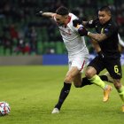 El ecuatoriano Cristian Ramirez (derecha) del Krasnodar disputa la pelota con Lucas Ocampos del Sevilla.