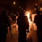 Paris (France), 24/11/2020.- French riot police faceoff with protesters during a demonstration to call for the shelter of wandering migrants on Republic Square in Paris, France, 24 November 2020. This protest takes place the day after French police brutally dismantled a camp which was set up to protest against the evacuation of thousands of migrants from a camp in Saint-Denis. (Protestas, Francia, Estados Unidos) EFE/EPA/Julien de Rosa