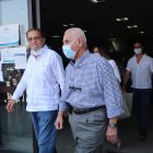 Alfredo Adum Ziadé (i), uno de los acusados en el caso, acudió a la diligencia acompañado de amigos y familiares.