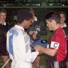 Luis Capurro (i) y Diego Maradona, los capitanes de aquel histórico partido.