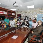 Reunión. Familias de los fallecidos en pandemia, junto a su abogado.