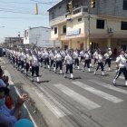 Desfile. Ver gente desfilando y bailando alegró a una parte de la ciudadanía. Otra sintió temor de que, por la cantidad de espectadores que hubo, los contagios aumenten.