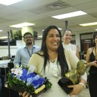 Blanca Moncada junto a sus compañeros de redacción al recibir el premio.