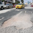 La calle 12 A. Estos son los baches y el estado en el que se encuentra la vía de casi 600 metros. Los huecos son grandes y profundos