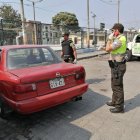 El carro en que se movilizaban los delincuentes que intentaron robaron en el exterior de Mall de Sur.