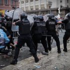 Los aficionados que querían despedir a Maradona tuvieron un enfrentamiento con la Policía.