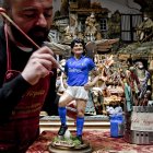 Genny di Vrigilio le da los últimos toques a la figura de Maradona