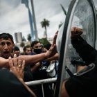 El funeral de Diego Armando Maradona se desarrolla, pero los fanáticos generan desmanes.