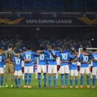 Los jugadores del Nápoles ingresaron al campo con el dorsal 10, en homenaje a Maradona.
