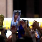 Los fanáticos de la leyenda del fútbol acudueron desde la tarde de ayer a visitar la capilla funeraria instalada en la Casa Rosada, donde se generaron incidentes.