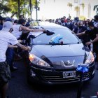 Los policías tuvieron mucho trabajo para controlar a las personas que querían decirle adiós a Maradona.