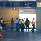 La puerta que los delincuentes rompen para ingresar al banco en el Mall de Sur y robar.