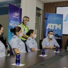 Las tres agentes de la Autoridad de Tránsito Municipal, junto a las autoridades.