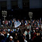 Miles de aficionados llegaron para despedir a Maradona, pero también se olvidaron de las medidas de bioseguridad.