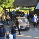 Fans follow the funeral procession that moves the remains of Diego Armando Maradona from the Plaza de Mayo to the cemetery passes by, in Buenos Aires, Argentina, 26 November 2020. Argentina, a shocked and mourning country, dismissed Diego Armando Maradona with a massive and highly conflictive wake, a figure who transcended sports and moved hundreds of thousands of people to tears who came to the Casa Rosada to see him off. EFE/ ENRIQUE GARCIA MEDINA