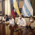 Viteri y otras autoridades reunidas en el salón de la ciudad.