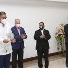 El ministro del Mies, Vicente Taino, recibe del monseñor de Guayaquil, Luis Cabrera, un reconocimiento por apoyar la labor del Refugio Espíritu Santo (Resa).