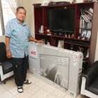 Ganador. César Jaramillo, suscriptor de Diario EXPRESO, recibe en su casa el televisor de 55 pulgadas que ganó.