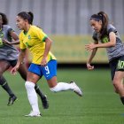 Nicole Charcopa (i) y Karen Flores (d) marca a la brasileña Devinha.