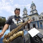 Figura. Luis Bonoso toca el saxofón en la Plaza San Francisco.