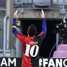 Lionel Messi festejó su gol en el Barcelona con la camiseta que usó Maradona en Newell"s Old Boys
