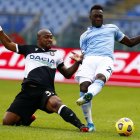 Samir (izquierda) de Udinese pelea el balón con el ecuatoriano Felipe Caicedo en el partido de este domingo en el Olimpico de Roma