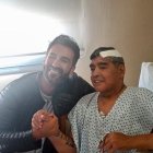 El médico, Leopoldo Luque, subió una foto con Maradona luego de su operacióin días atrás. Esto fue criticado por las hijas del 10.