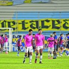 Los jugadores de lndependiente del Valle se retiran tristes después de la derrota sufrida ante Delfín en el estadio Jocay.
