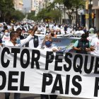 Marcha. Decenas de pescadores caminaron desde el parque Centenario hasta la Gobernación del Guayas.