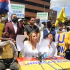 Los dirigentes cercanos a Álvaro Noboa protestaron en el exterior del CNE exigiendo su inscripción.