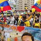 Cientos de personas protestan frente a la sede del Consejo Nacional Electoral (CNE), para exigir la inscripción de la candidatura del empresario ecuatoriano Álvaro Noboa, no aceptada por incumplimiento de plazos de registro, en Quito (Ecuador), el pasado 27 de noviembre de 2020.