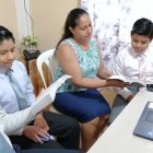 José Alcantaro junto a su familia ve la asamblea virtual de los testigos de Jehová, que se dio el domingo 29 de noviembre, para el sur de Guayaquil.