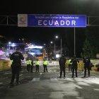 Agentes de la policía ecuatoriana en el puente de Rumichaca, en la frontera con Colombia.