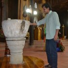 Piezas. La pila bautismal, dentro de la iglesia de Colonche, es una de las tantas reliquias de la localidad