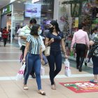 Estrategia. Desde que abre el Mall del Sol se ve a las personas haciendo las compras navideñas. El centro comercial dijo que no ha tenido horas pico, por la organización de las tiendas y los clientes.