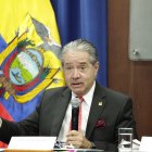 El ministro de Salud da información sobre la vacuna contra la covid que llegará a Ecuador.