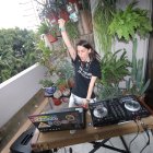 Maria Jose combina sus actividades de oficina con su faceta de DJ.

Agencia (ag-extra)